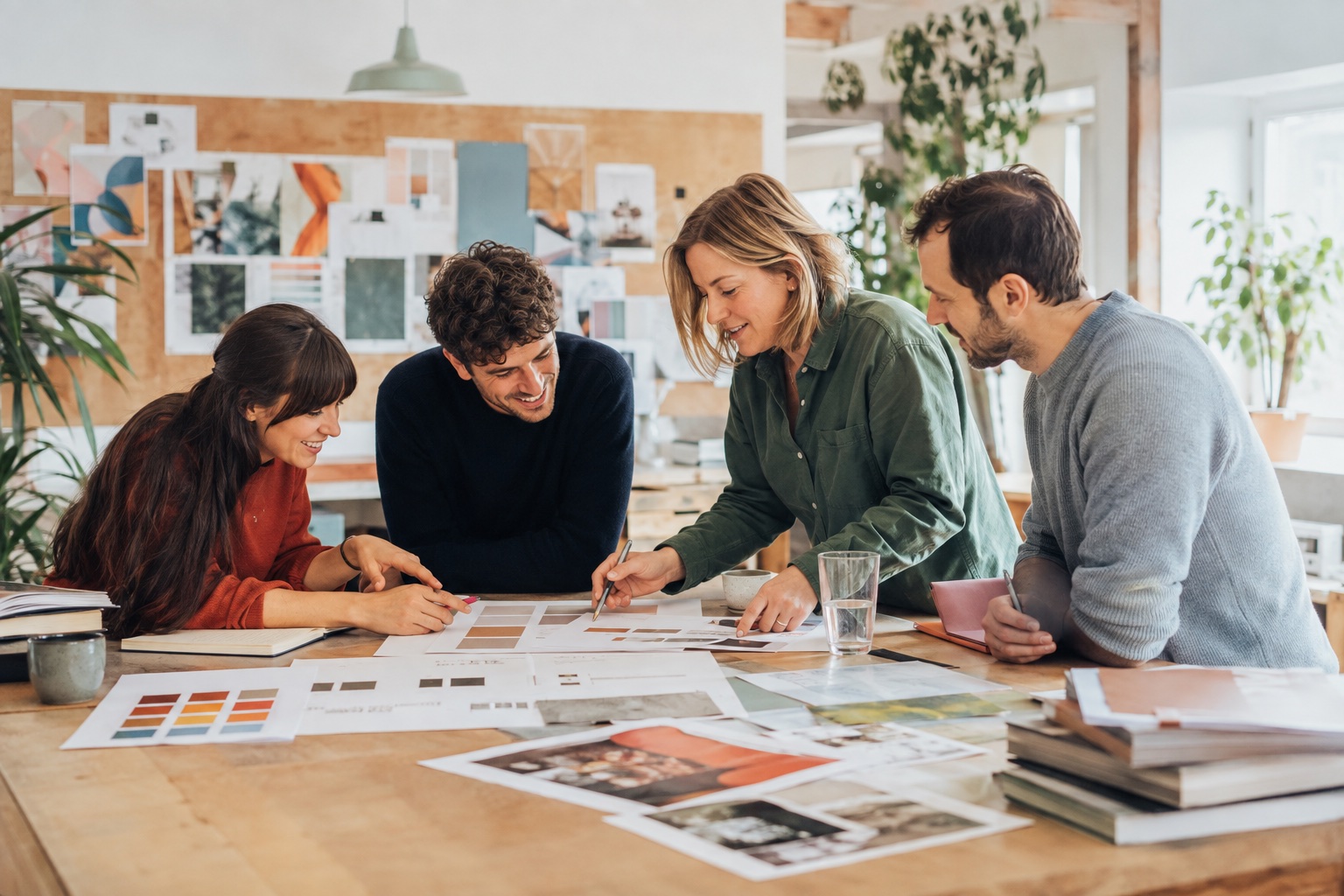 Creatief team werkt samen aan merkstrategie, webdesign en kleurkeuzes